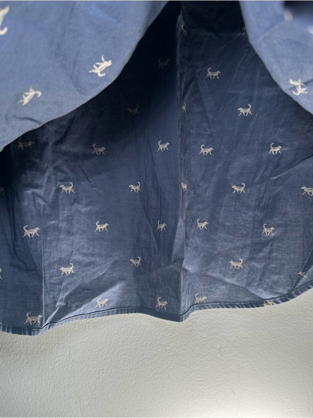 Banana Republic Untucked Novelty Wolf Print Button Up Shirt Blue Organic Cotton - Picture 9 of 16